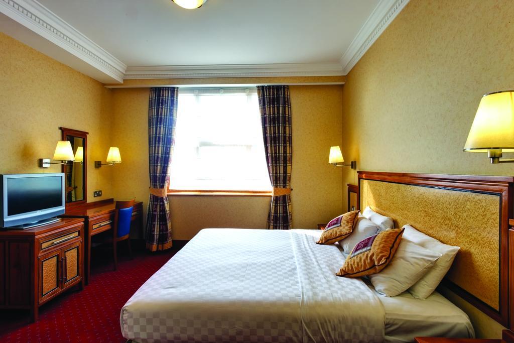 Grange Bracknell Hotel Extérieur photo