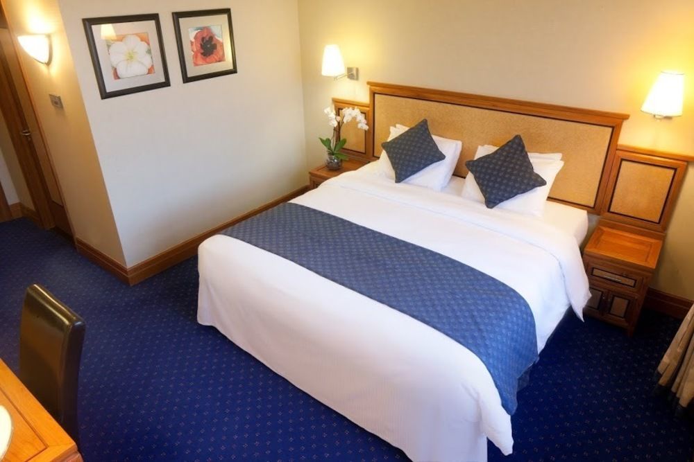 Grange Bracknell Hotel Extérieur photo